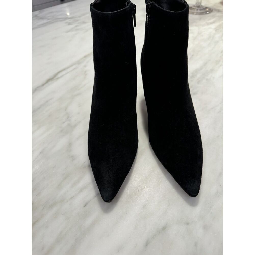 Pre-owned Delman Black suede pointed toe zippered size 9.5